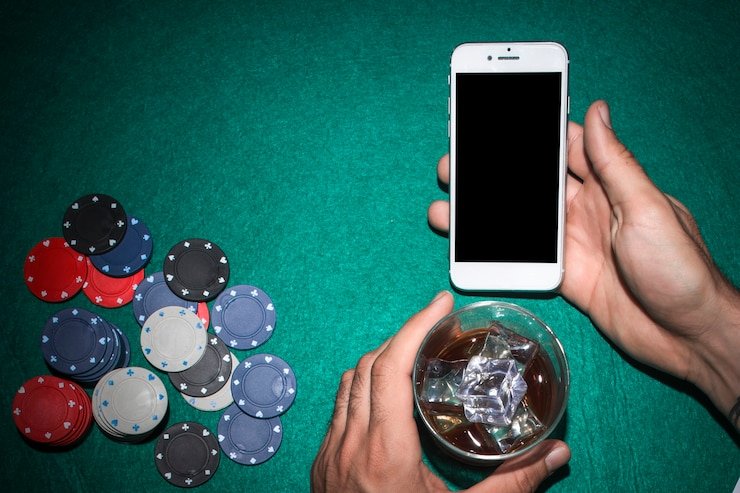 Pengguna membaca panduan edukasi lambo77 menggunakan perangkat smartphone dalam konteks hiburan digital